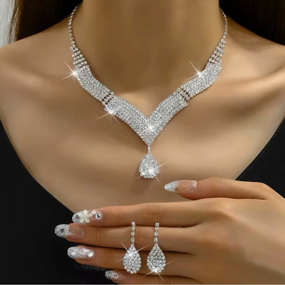 Elegant Silver Crystal Rhinestones Teardrop Necklace and Earring Set
